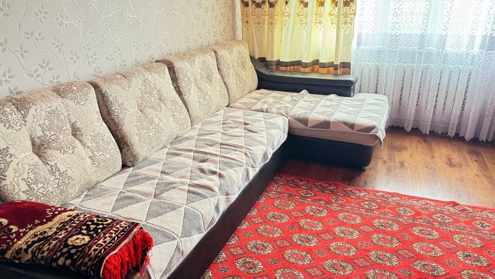 Угловой диван и стулья