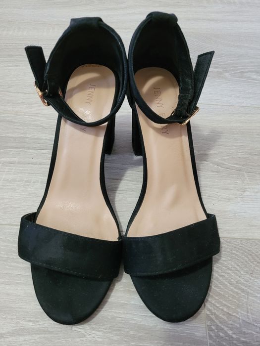 Sandale cu toc de vanzare