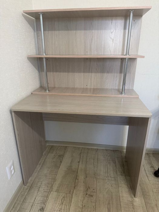 Шкаф для вещей, стол и тумба