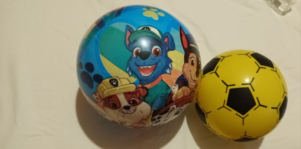 Set de  mingi colorate cu patrula catelusilor