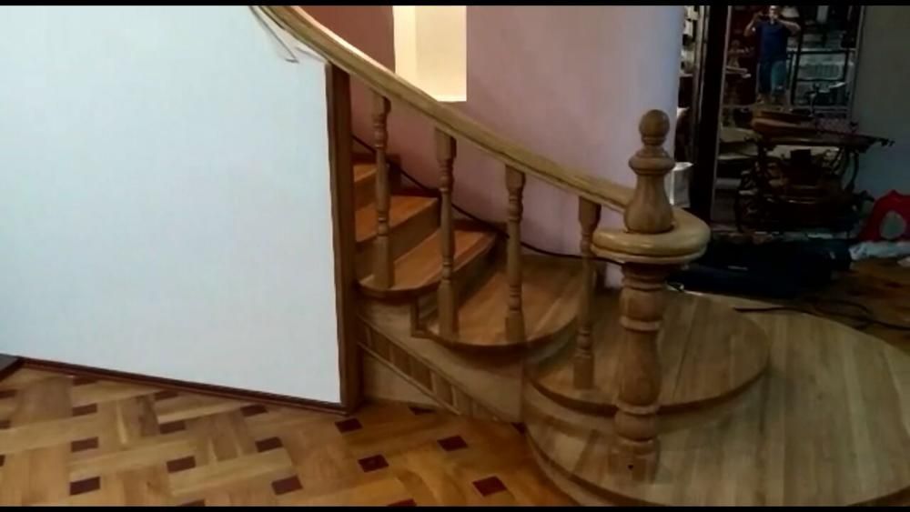 Изготовление деревянных лестниц, двери,витражи