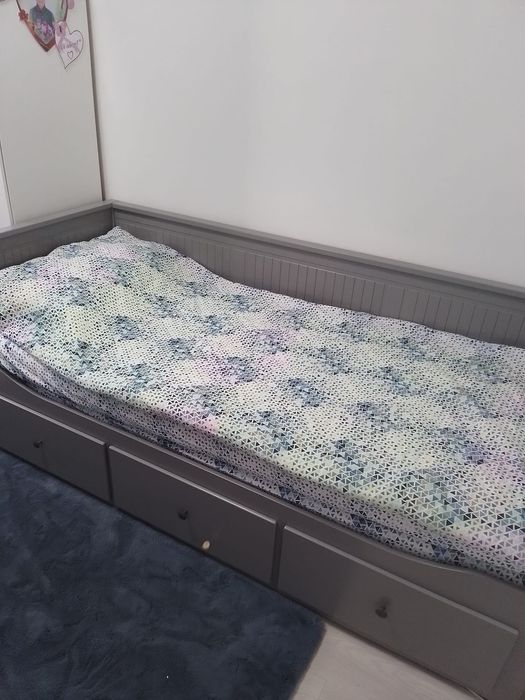 Pat ikea gri cu sertare