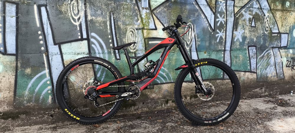 Bicicleta downhill YT. Rockshox. Magura.  XT. GX.
