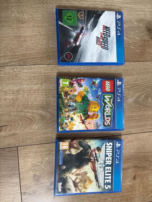 Vând ps4 pro cu un controler și 3 jocuri