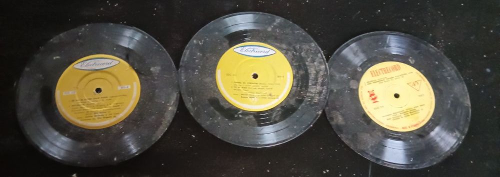 Vând discuri cd-uri vinil vechi de colecție intro stare foarte buna  prețul incepe de la 50 Roni trimit și in tara
