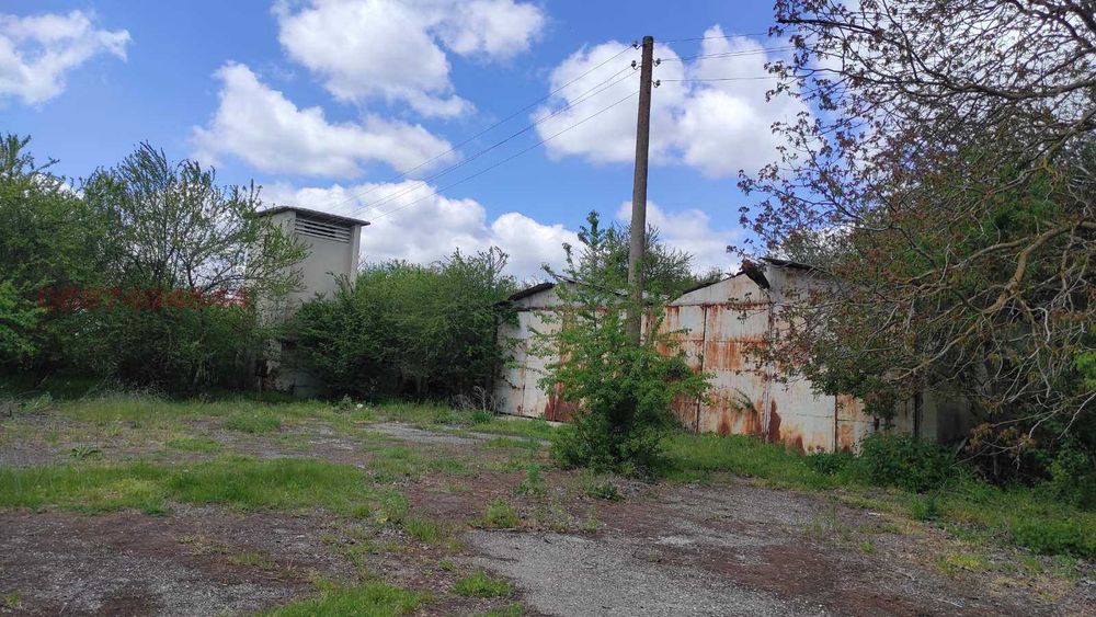 Продавам два парцела с постройки от стопански двор