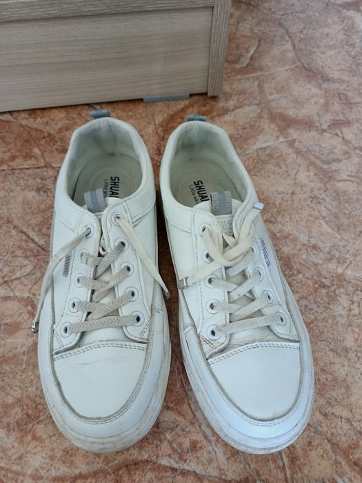 Кроссовки отдам бесплатно