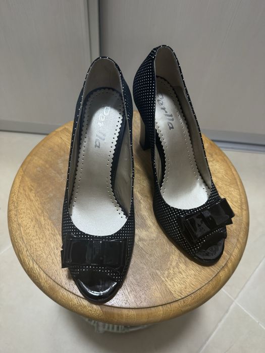 Pantofi negri, piele