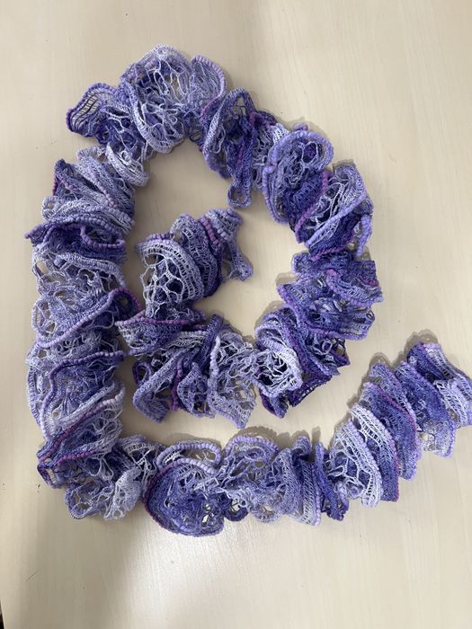 Лилав ръчно плетен шал