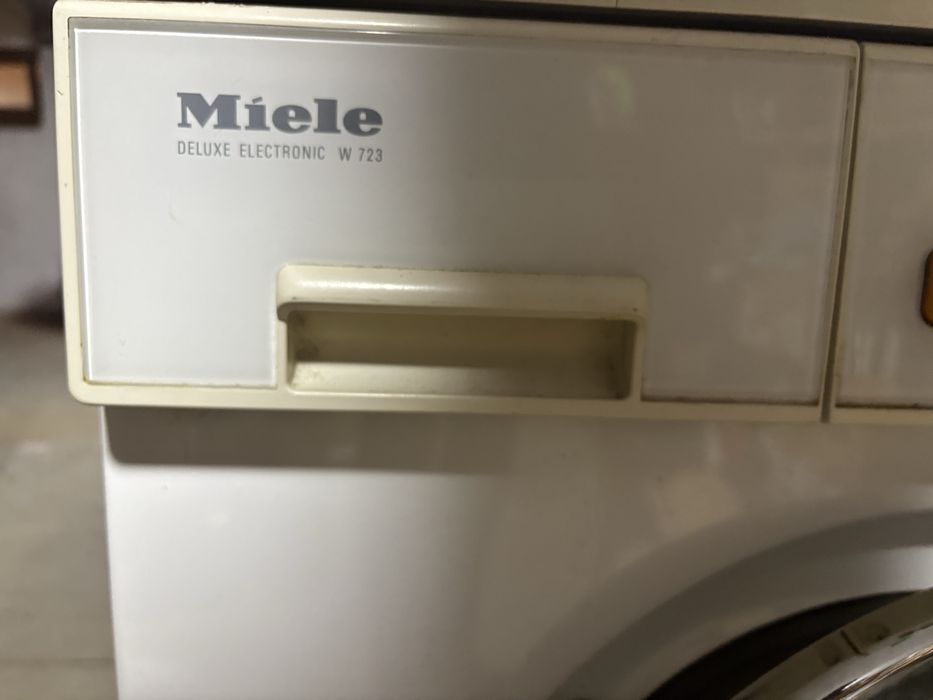 Masina spalat rufe,pentru piese,curge.Nu raspund la mesaje!