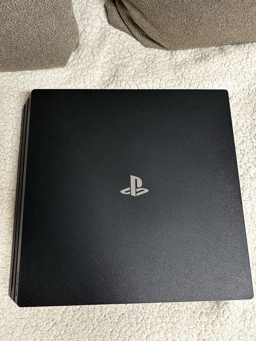 Playstation 4 PRO 1Tb (Ps4 pro ) + 2 controlere + 5 jocuri