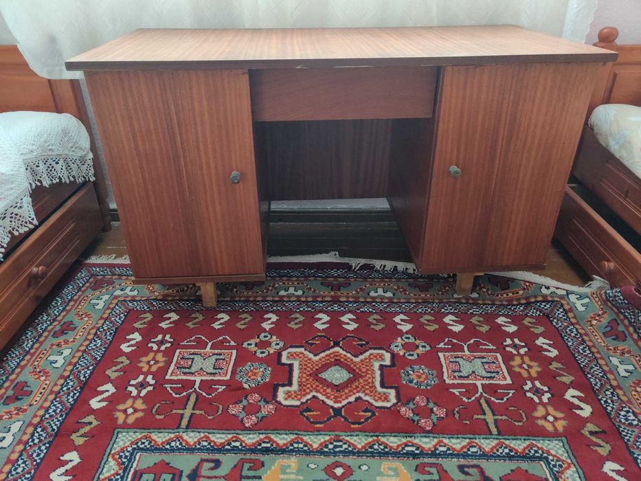 Продавам бюро от старите