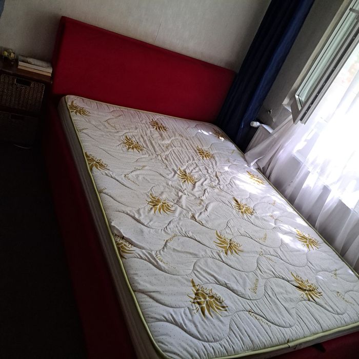 Pat cu lada si saltea. Salteaua este ultra ortopedica, folosita de 6 luni