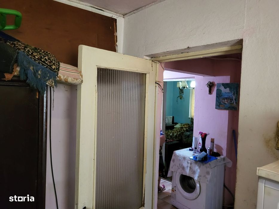 Apartament 3 camere, parter, cu balcon. Necesita renovare completa.