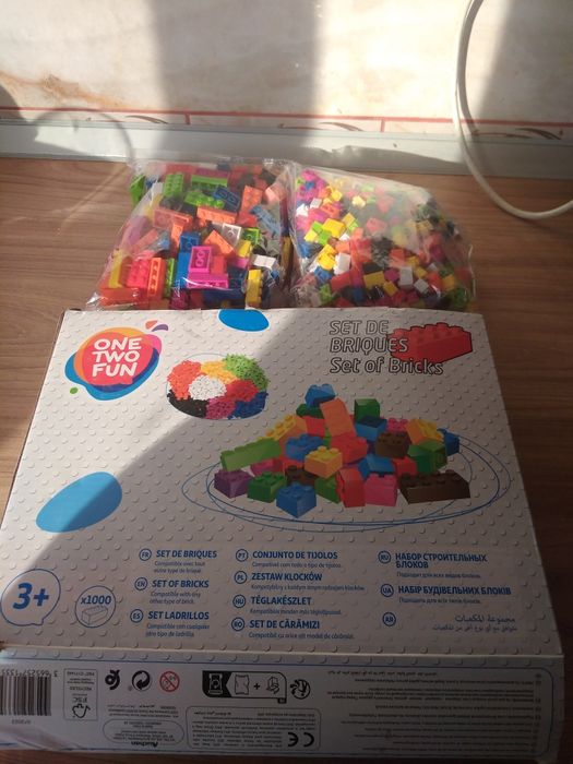 Vând cuburi de construit lego