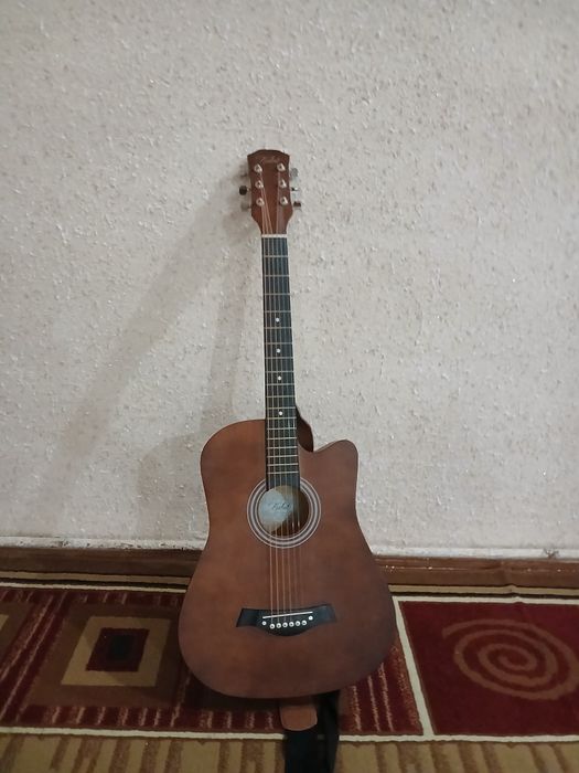 Gitara sotiladi holati yangi