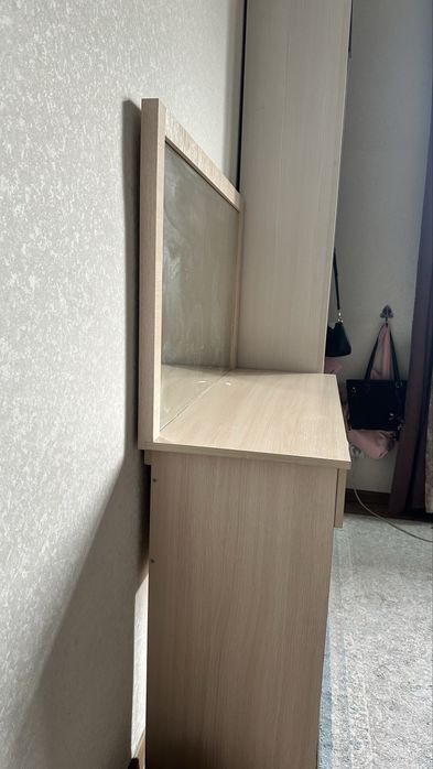 Туалетный столик с зеркалом