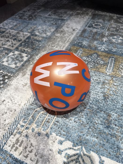 Резиновый мячик.