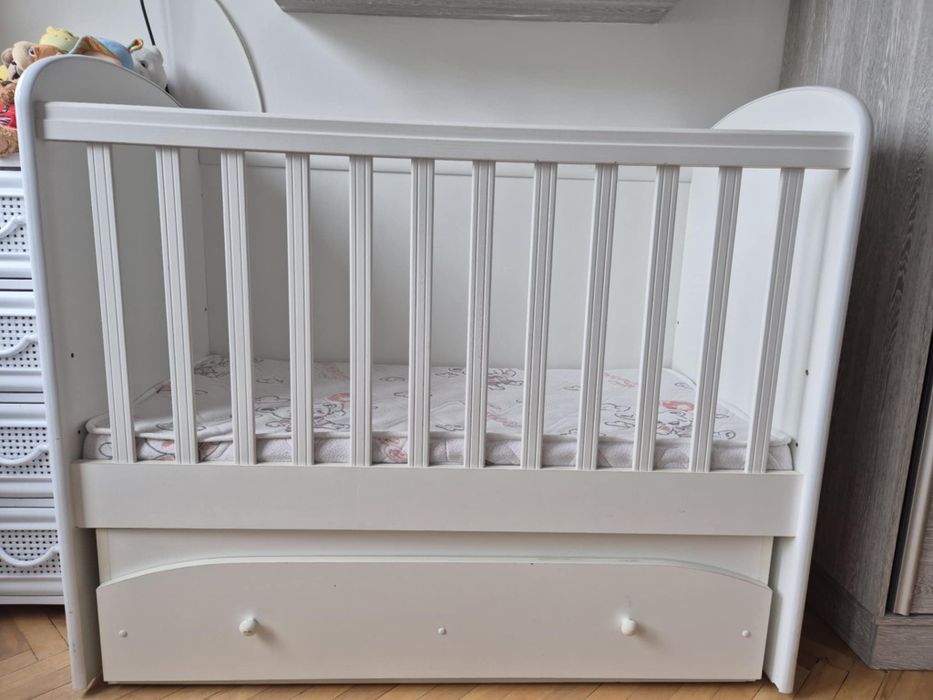 Детско креватче с регулеруема височина на подматрачната рамка