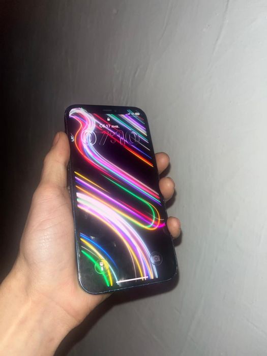 Продам Айфон 12 в среднем состоянии