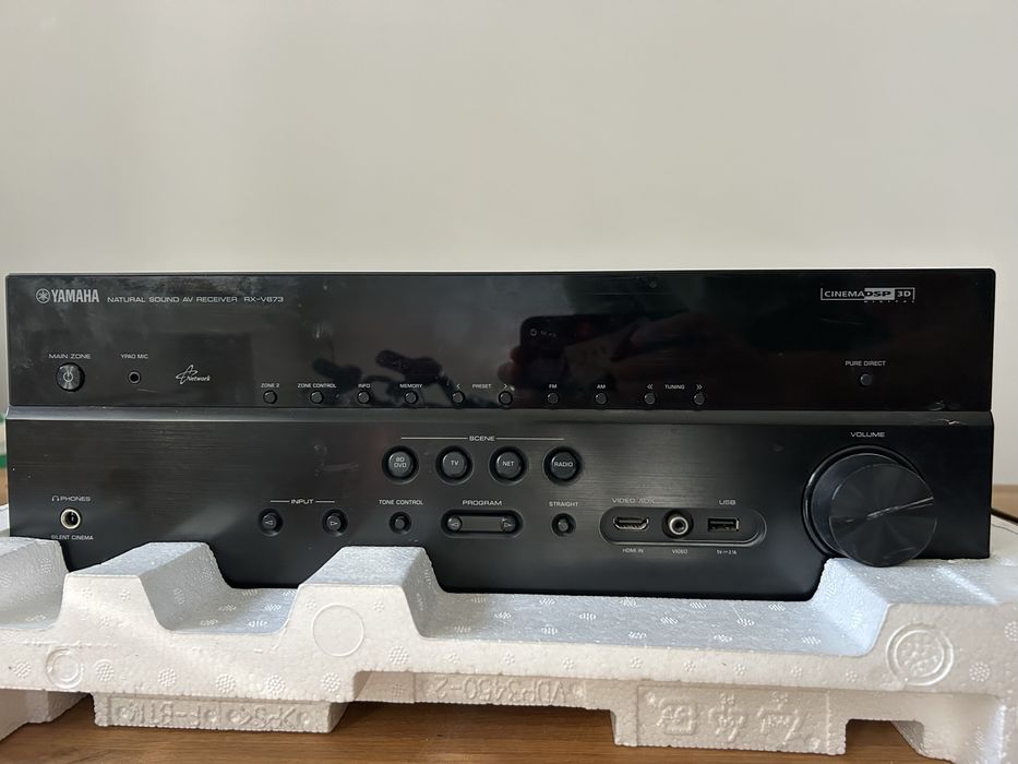 Vând receiver AV Yamaha RX-V673, un model apreciat pentru calitatea sunetului și fiabilitate, ideal pentru sisteme home cinema sau audio de calitate.