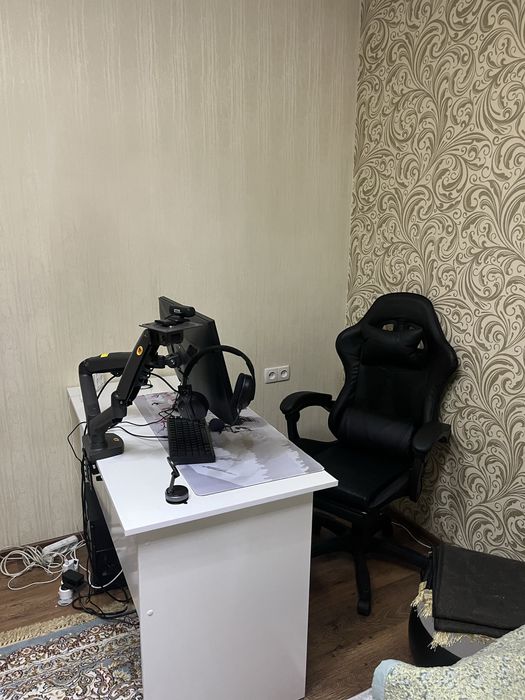 Игровой компьютер и стол кресло