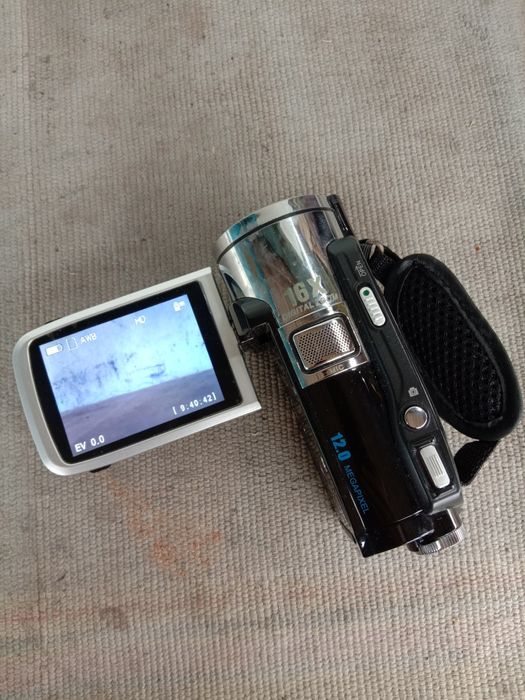 Продам новую видео камеру