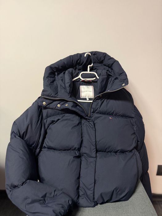 Пухено яке Tommy Hilfiger, размер XXS, подходящо и за XS.