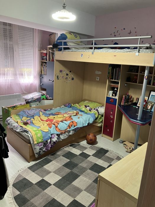 Двуетажно легло с бюро
