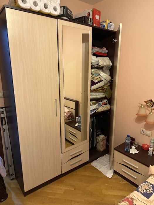 Продавам спалня комплект с нощни шкафчета