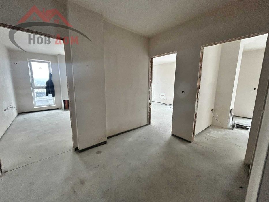 Тристаен до магазин Практикер