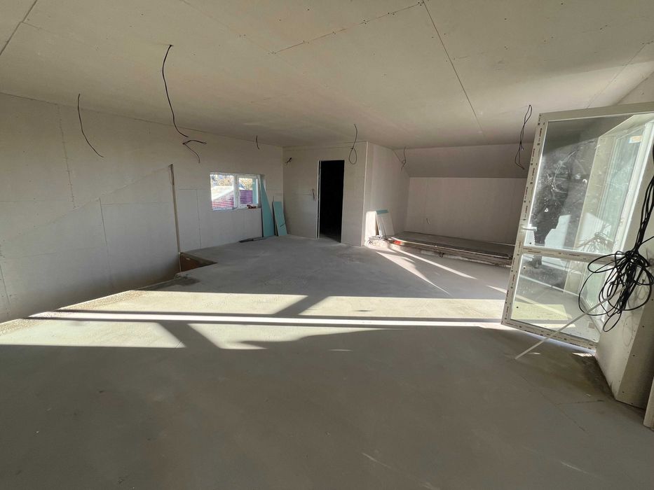 Продава се двуетажна, напълно обновена къща в гр. Крън