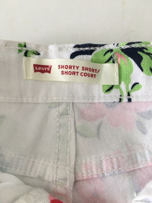 Pantaloni scurti fete Guess si Levis noi!!