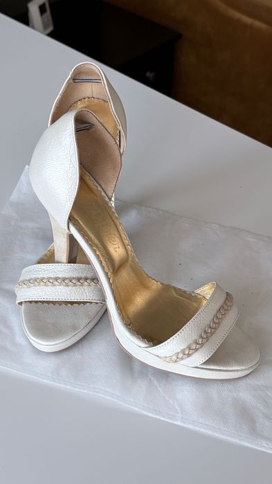 Vând încălțăminte în stare foarte bună (Ugg, Nike etc)