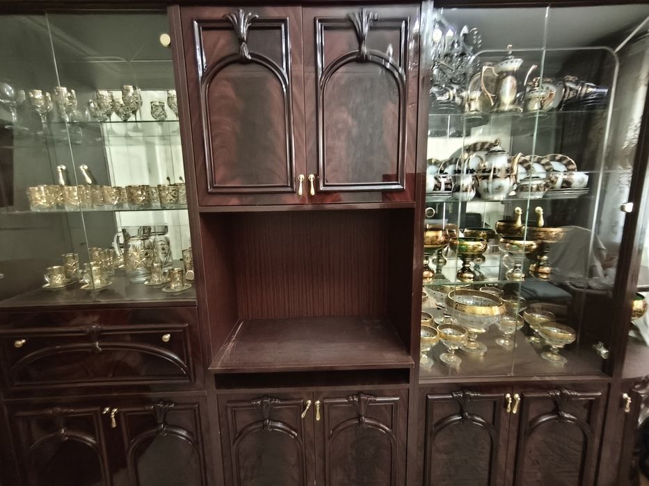 Продаю сервант б/у (без сервизов)