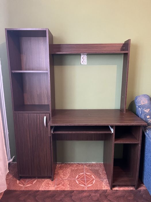 Birou modern cu rafturi și spații de depozitare, stare bună