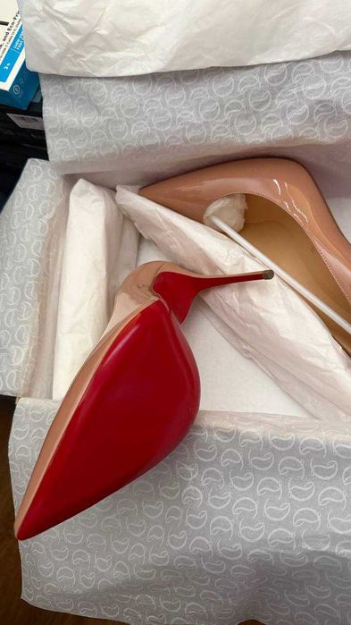 Токчета Christian Louboutin Kate 100 бежави