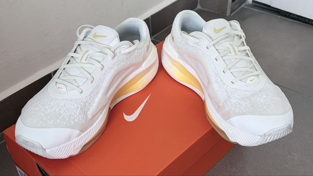 Nike Versair бял/златист 39