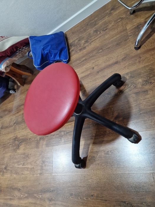 Табурет на колесах