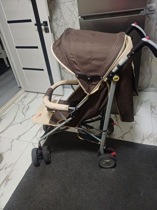 Продаётся прогулочная коляска трость