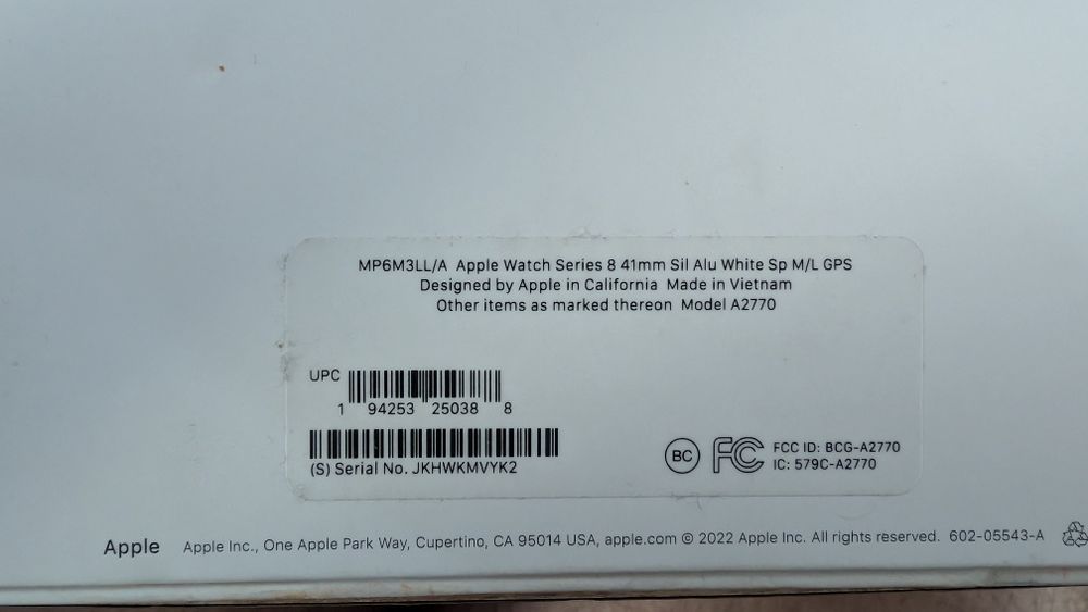 Apple Watch Series 8 – 41 mm, Silver Aluminum cu folie de protecție.