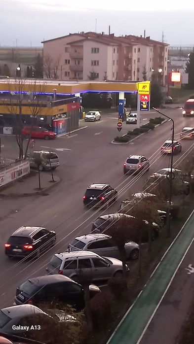 De închiriat apartament cu 3 camere pe strada Cernatului