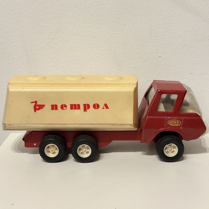 Камион Цистерна Петрол Мир