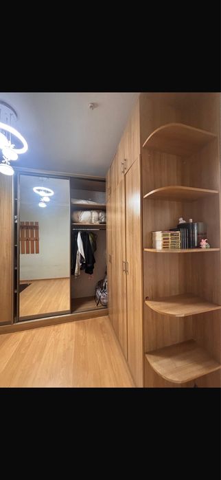 Продаю шкаф который стоит посередине