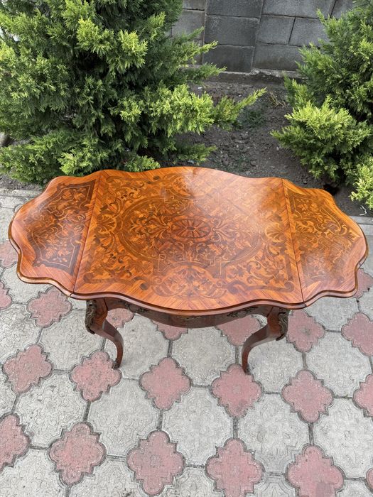 Masuta deosebita stil Louis XV, intarsii si elemente bronz