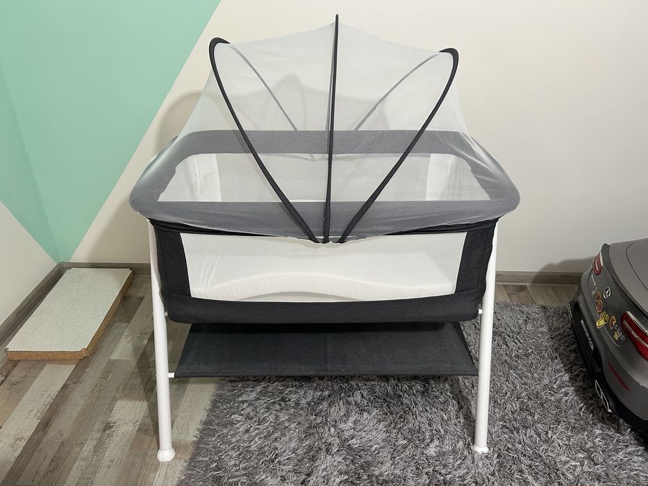Бебешка кошара. Next to me