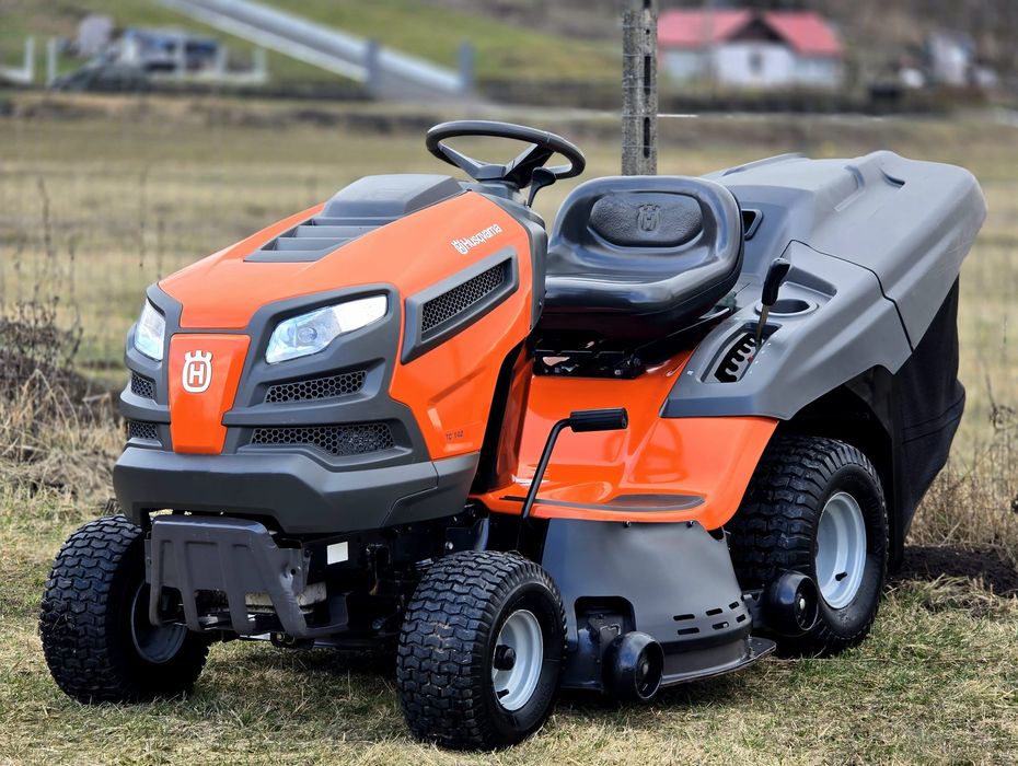 Tractoras gazon iarba Profesional Husqvarna  20 cp 2 cilindrii 20 cp Briggs and Straton 2 cutite 115 latime taiere!