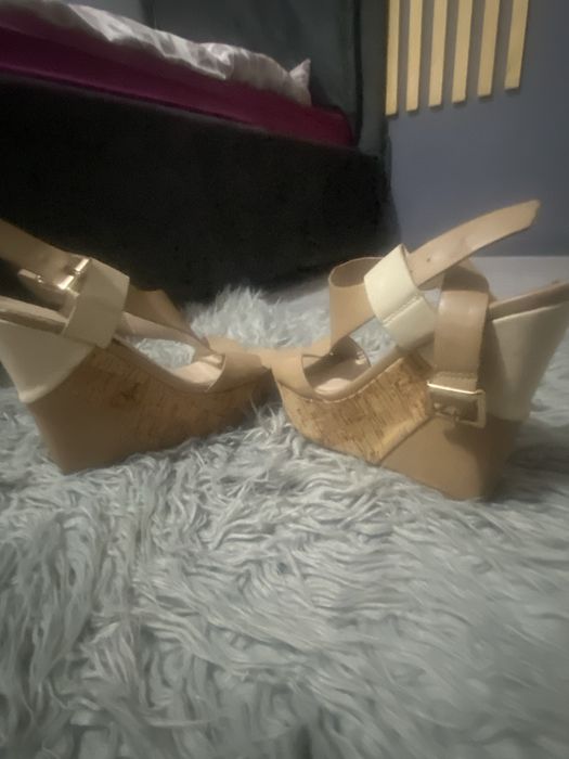 Vand sandale cu platforma