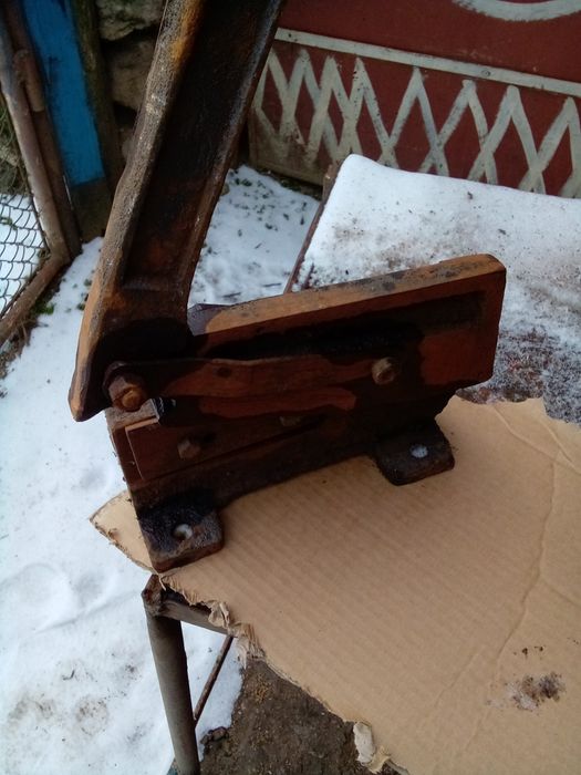 Продавам гилотина за рязане на ламарина
