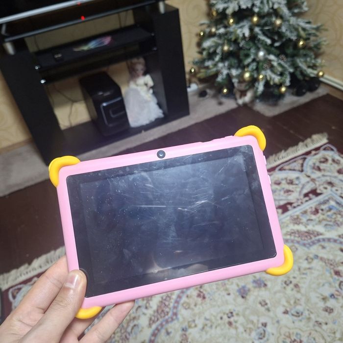 Bolalar plansheti va kompyuter sotiladi